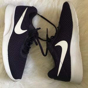 NIKE TANJUNS